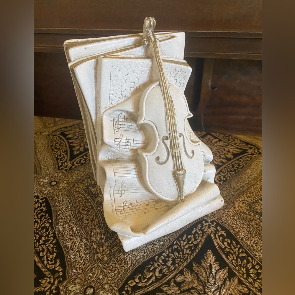 Violin bookend